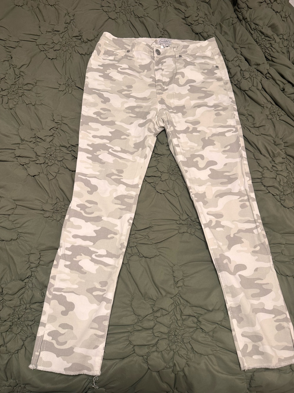 Mud Pie Women’s Camo cotton stretch pants - Light green/beige